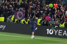 Cancelo e a filha protagonizam momento ternurento com adeptos do Barcelona