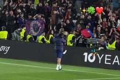 Cancelo e a filha protagonizam momento ternurento com adeptos do Barcelona