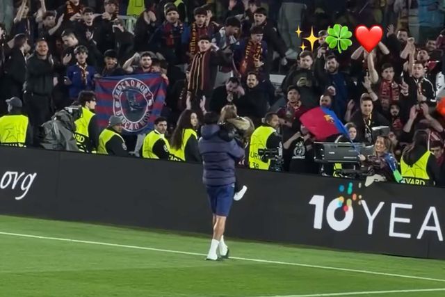 Cancelo e a filha protagonizam momento ternurente com adeptos do Barcelona