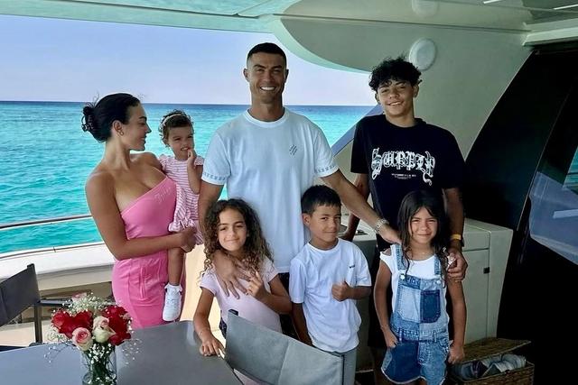 CR7 com Georgina e os filhos Cristianinho, Eva, Mateo, Alana Martina e Bella Esmeralda - Foto: Ronaldo/Instagram