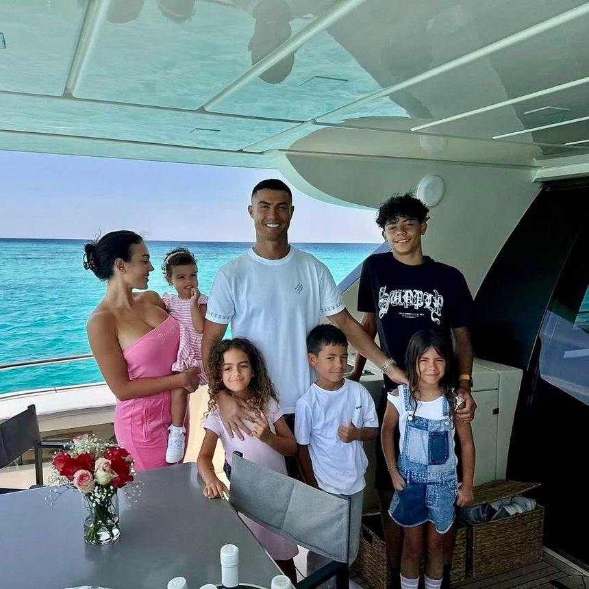 CR7 com Georgina e os filhos Cristianinho, Eva, Mateo, Alana Martina e Bella Esmeralda - Foto: Ronaldo/Instagram