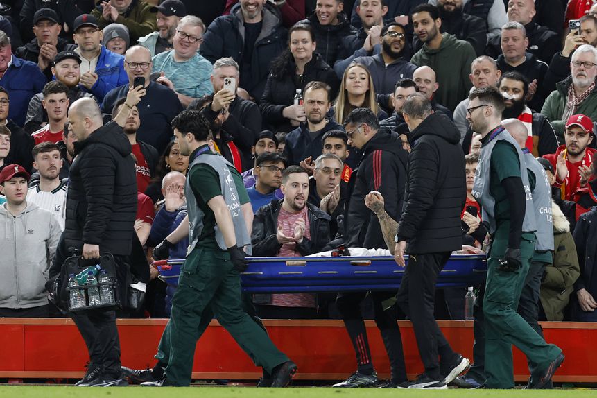 Noa Lang foi transportado de maca - Foto: IMAGO