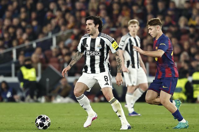 Tonali, médio do Newcastle, em ação frente ao Barcelona