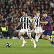 Tonali, médio do Newcastle, em ação frente ao Barcelona