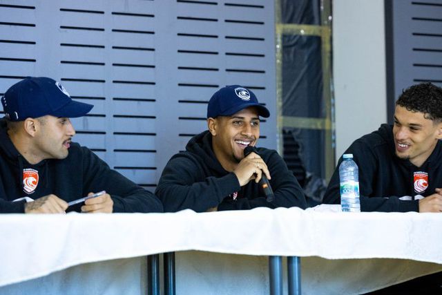 João Afonso, Fernando e Henrique Silva, conviveram com alunos da Escola Básica Integrada de Água de Pau. -Foto: SANTA CLARA