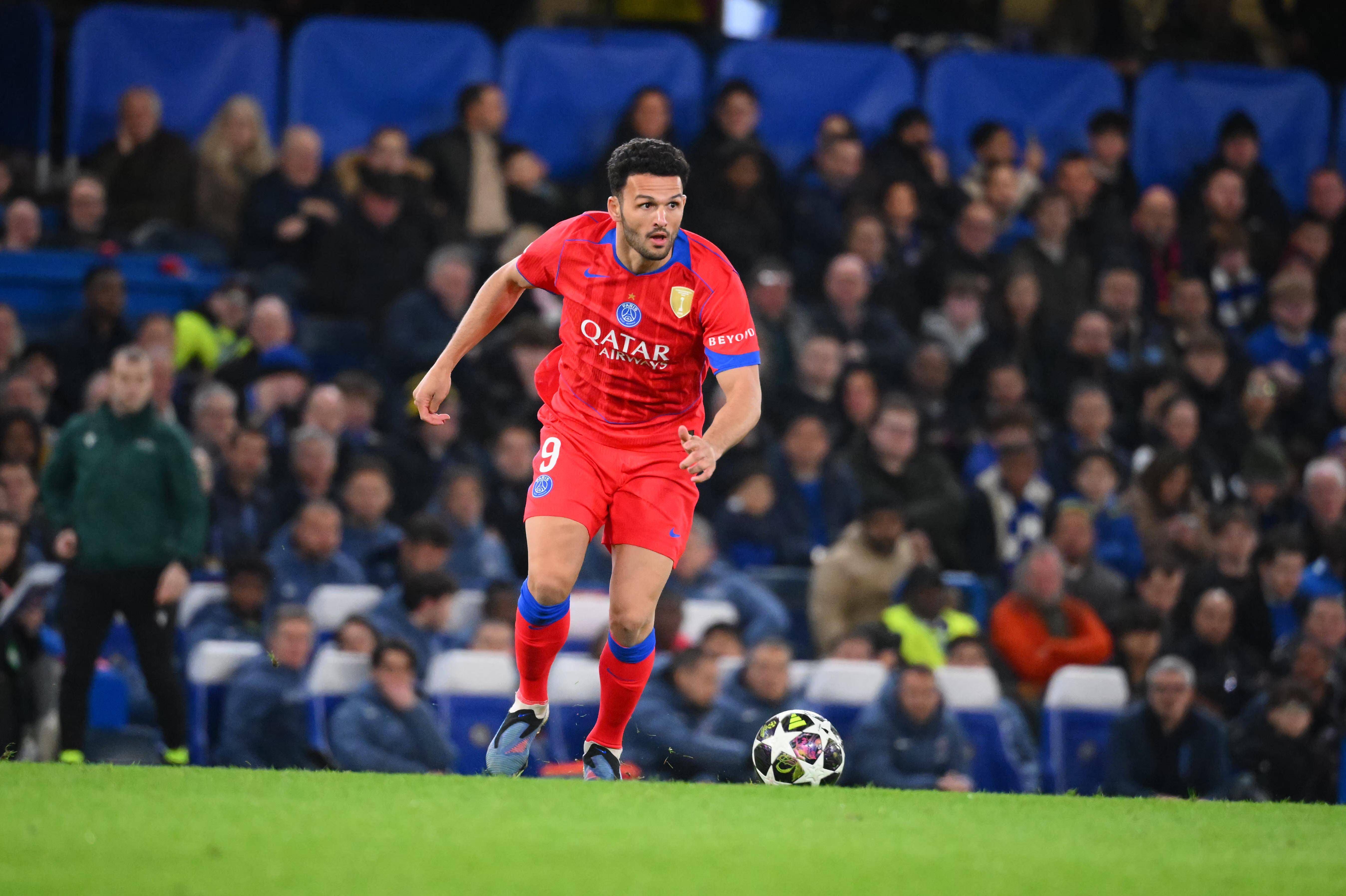 Gonçalo Ramos, ex-Benfica que representa o PSG, é filho de Manuel Ramos que passou pela Liga, vestindo as camisolas de Farense e Salgueiros. Lourenço Ramos, irmão de Gonçalo, assinou assina contrato de formação com o Benfica em dezembro