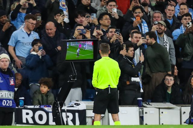 UEFA convoca principais ligas para debater VAR «microscópico»