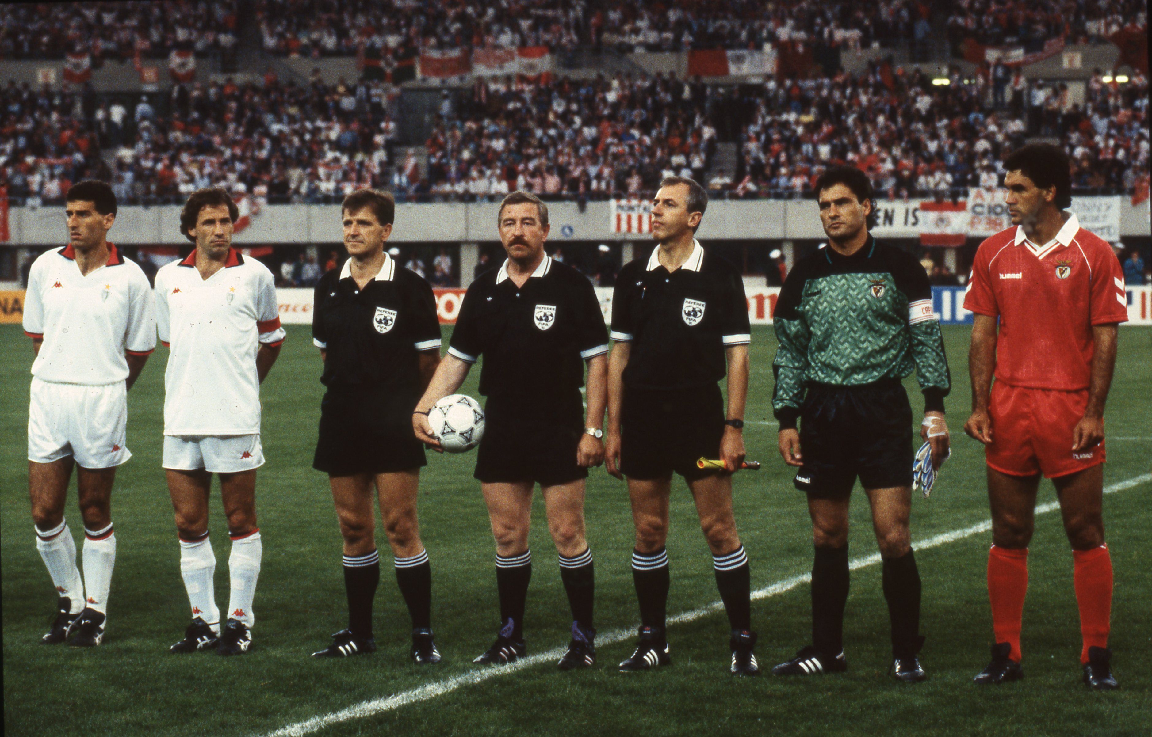 Tassoti (esq) e Baresi, jogadores do Milão a equipa de arbitragem comandada por Helmut Kohl (Alemanha), Silvino Louro e Ricardo Gomes, jogadores do Benfica antes do jogo a contar para a final da Taça dos Campeões Europeus, em 1990 — Foto A BOLA