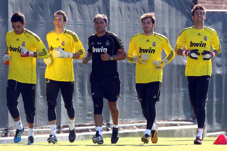 Silvino ao lado de Casillas, a dar treino aos guarda-redes do Real Madrid  — Foto A BOLA