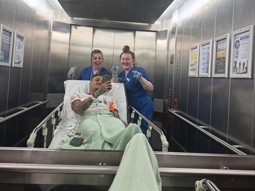 Noa Lang deixou mensagem nas redes sociais a garantir que a operação à mão correu bem - Foto: Noa Lang/Instagram