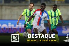 Podia fazer o 'hat trick' aos 120+5', mas falhou de... baliza aberta!