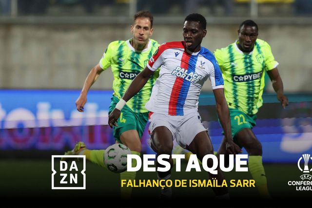 Podia fazer o 'hat trick' aos 120+5', mas falhou de... baliza aberta!