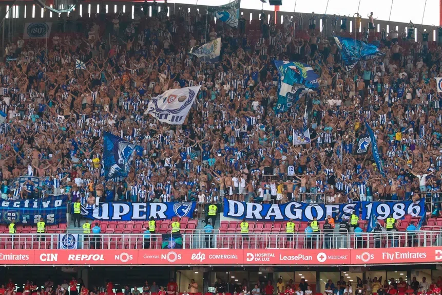 A claque do FC Porto no Estádio da Luz - Foto: A BOLA