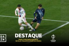 Pisou o tornozelo do adversário dentro da área e... não foi penálti