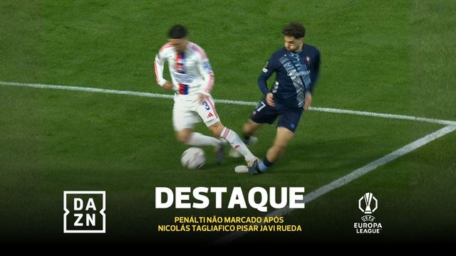 Pisou o tornozelo do adversário dentro da área e... não foi penálti