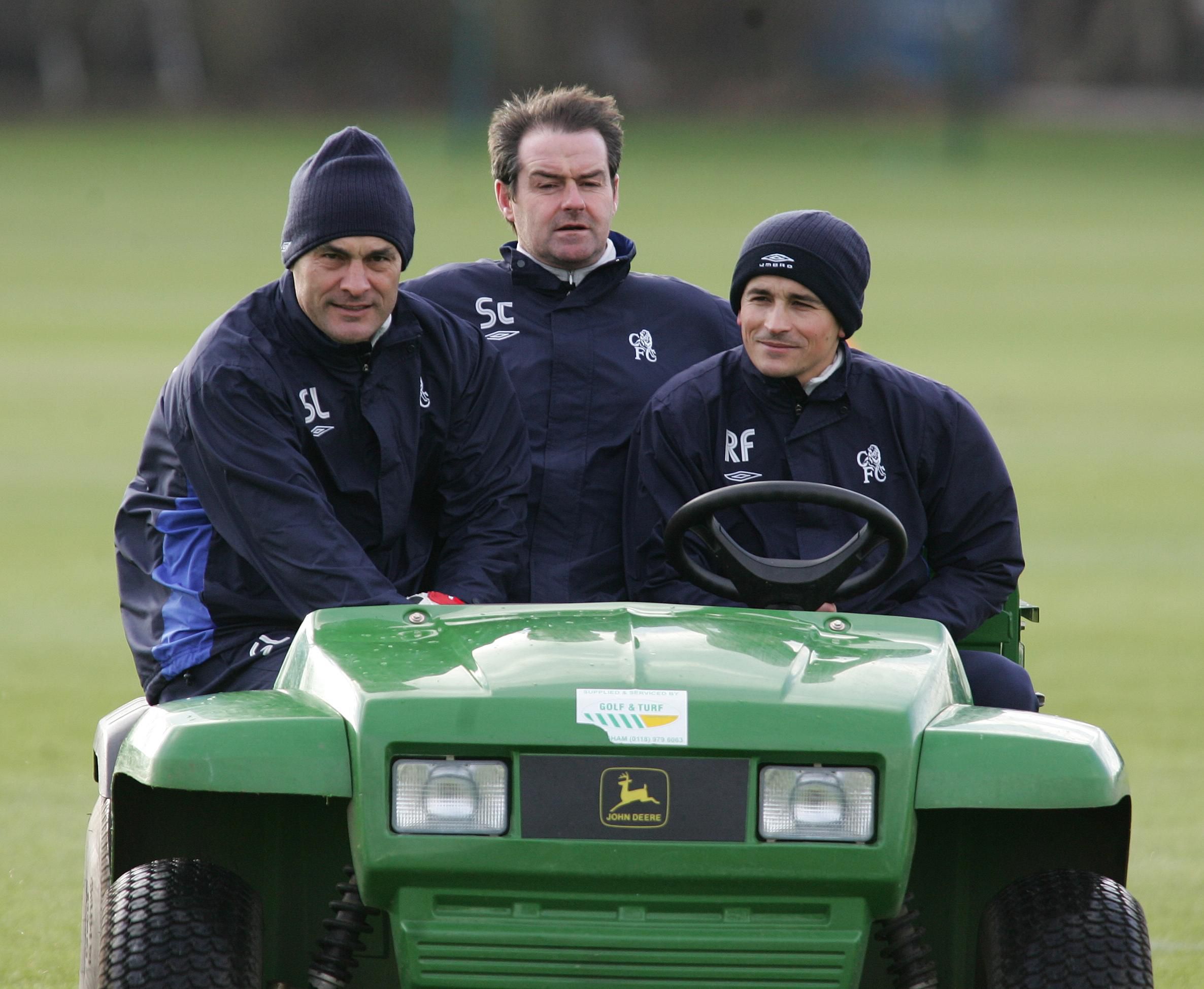 Nos tempos de adjunto de Mourinho no Chelsea, com Rui Faria ao volante  — Foto A BOLA