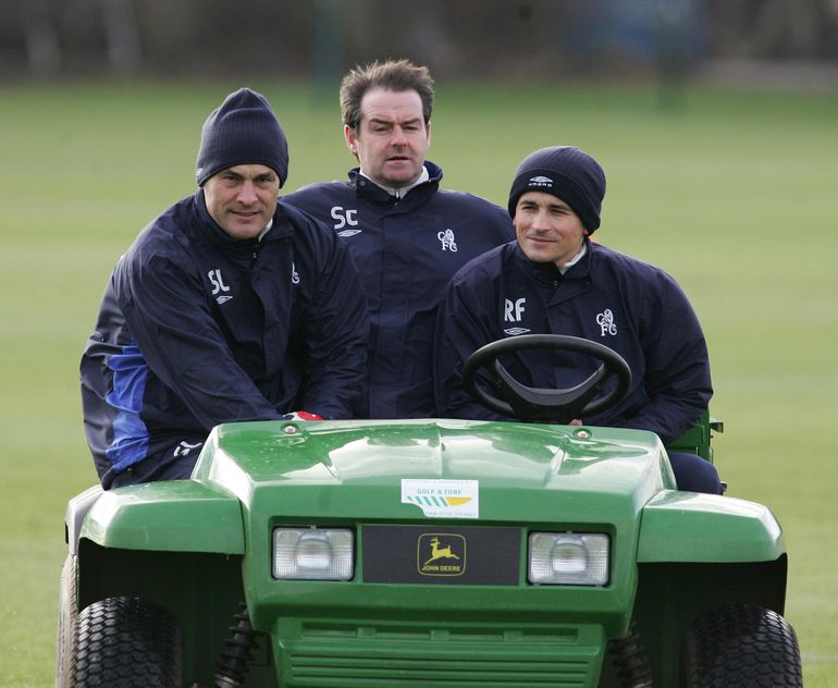 Nos tempos de adjunto de Mourinho no Chelsea, com Rui Faria ao volante  — Foto A BOLA