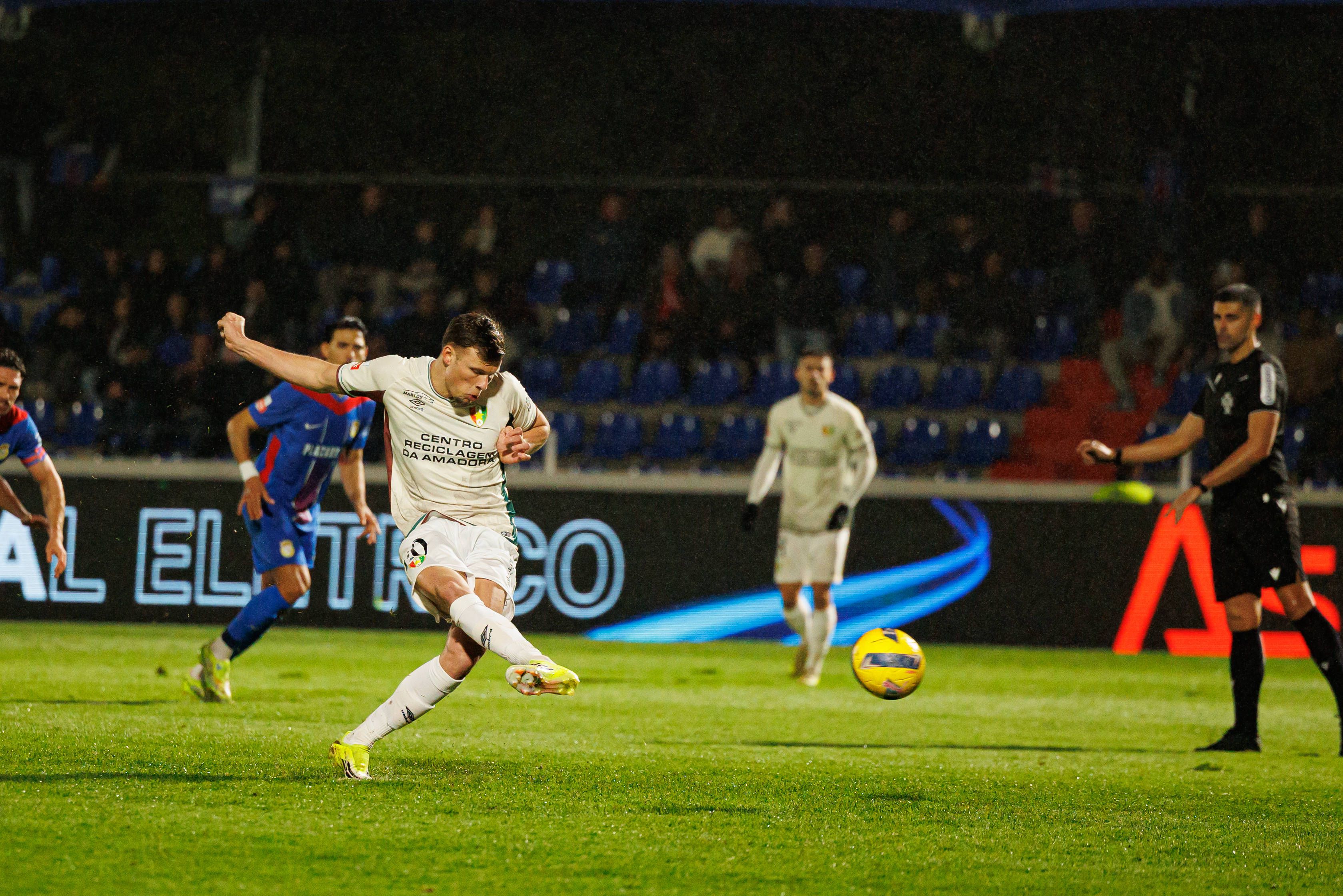 Sydney van Hooijdonk, atualmente no Estrela da Amadora, é filho do ex-Benfica Pierre van Hooijdonk