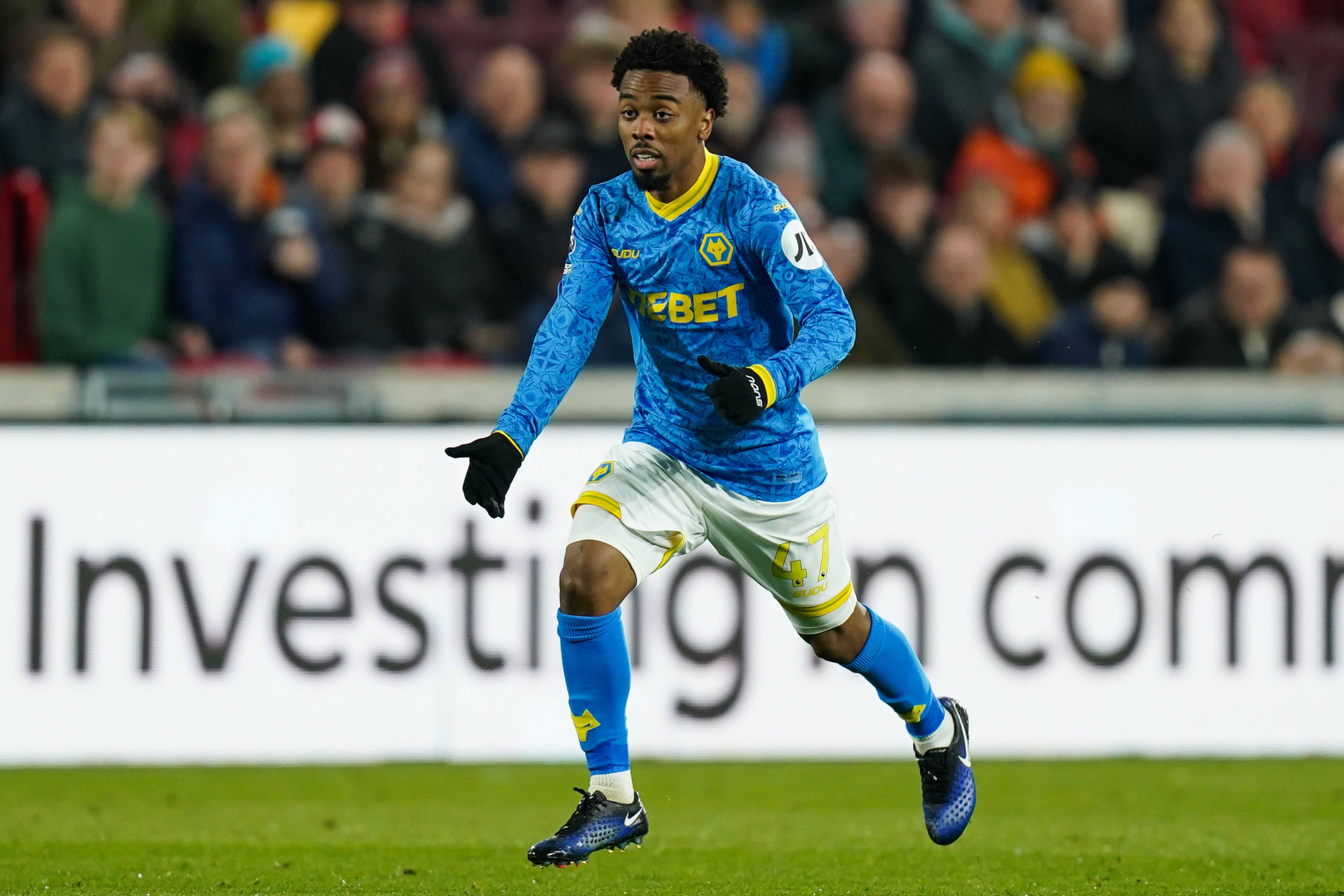 Gil, formado no Benfica, foi campeão nacional e campeão do Mundo sub-21 por Portugal. O filho, Angel Gomes (na imagem), formou-se no Manchester United, passou pelo Boavista e representa o Wolverhampton