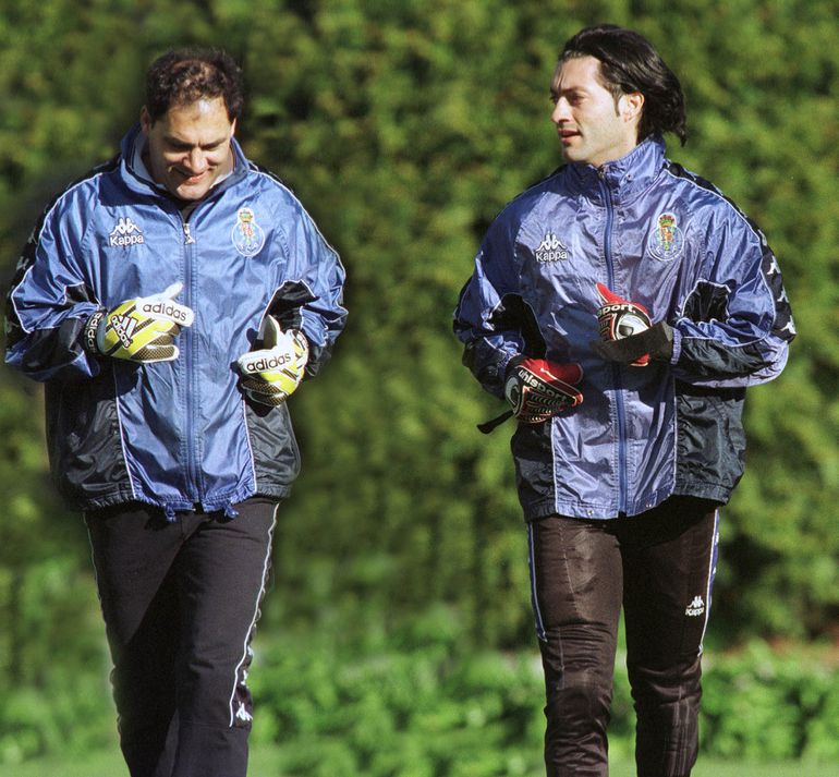 Silvino e Vítor Baía, num treino do FC Porto, em 2000  — Foto A BOLA