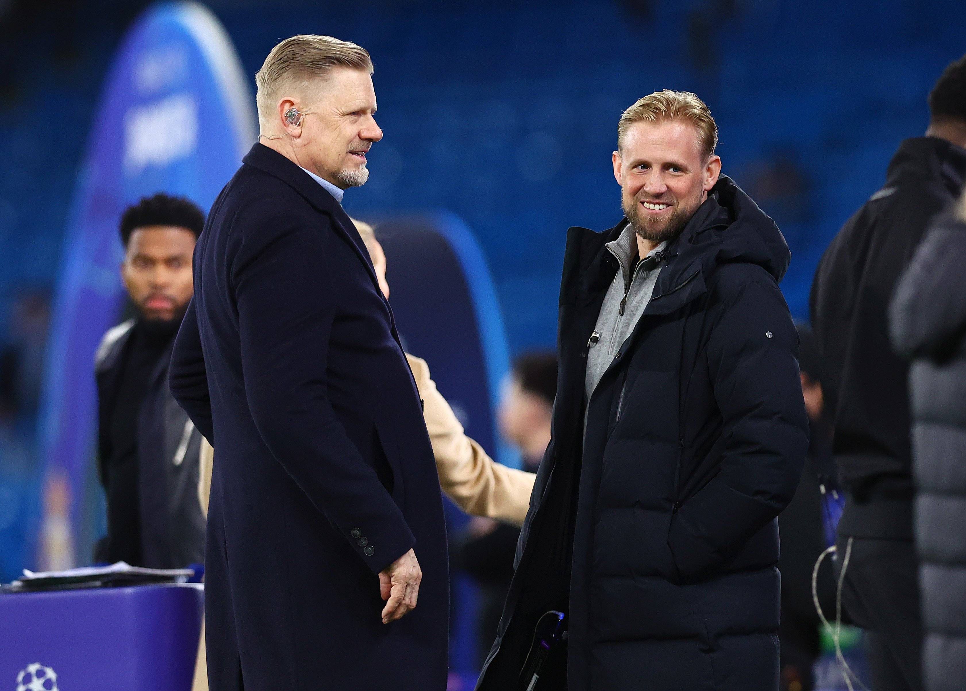 Peter e Kasper Schmeichel, os dois guarda-redes. Kasper Schmeichel, lenda da Dinamarca, teve sucesso no Manchester United e foi campeão no Sporting. Kasper foi campeão inglês no Leicester e pode ser obrigado a terminar a carreira devido a lesão grave