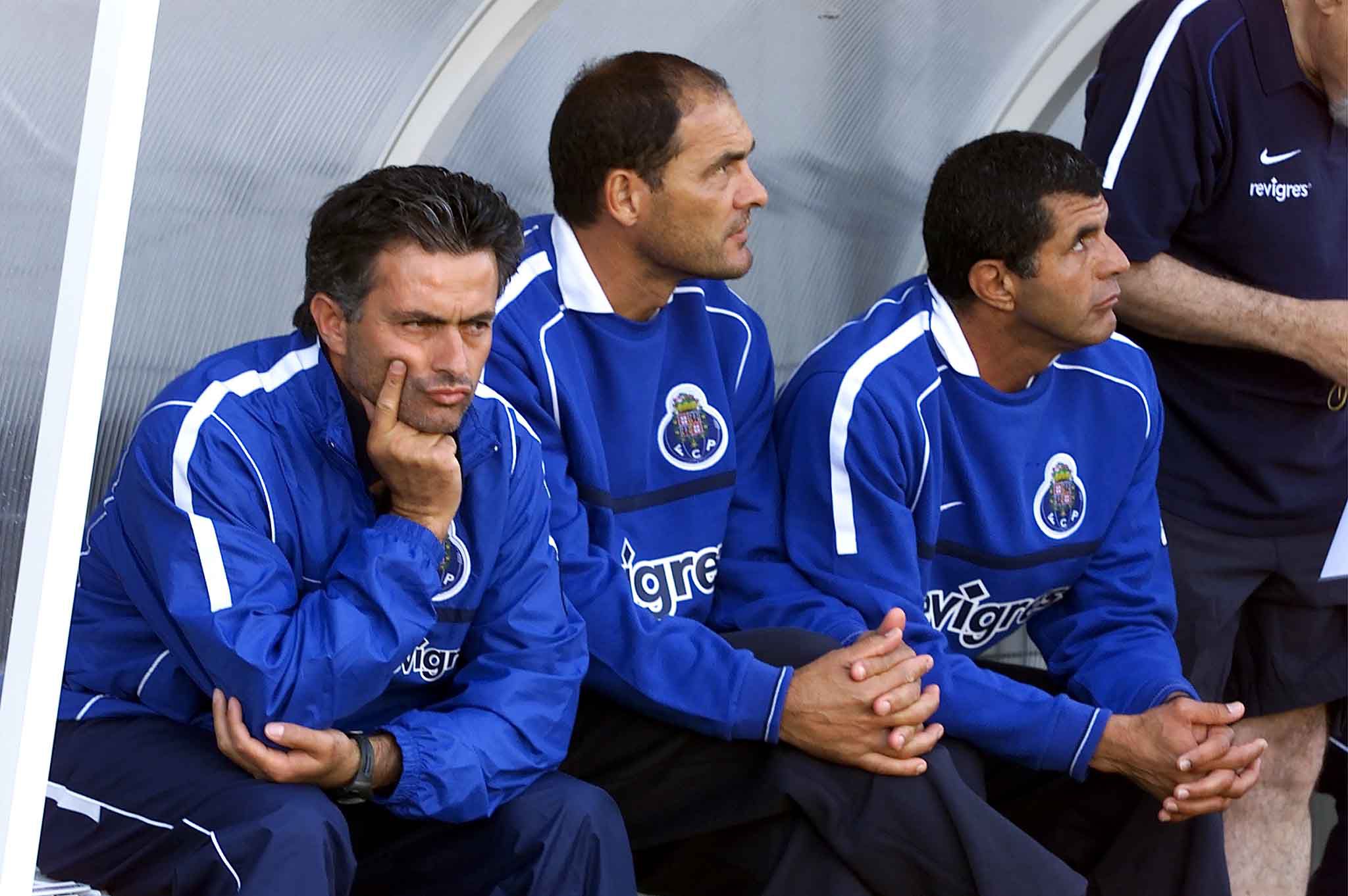 José Mourinho, Silvino e Baltemar Brito, equipa técnica do FC Porto, em 2002  — Foto A BOLA