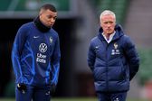 Kylian Mbappé com Didier Deschamps