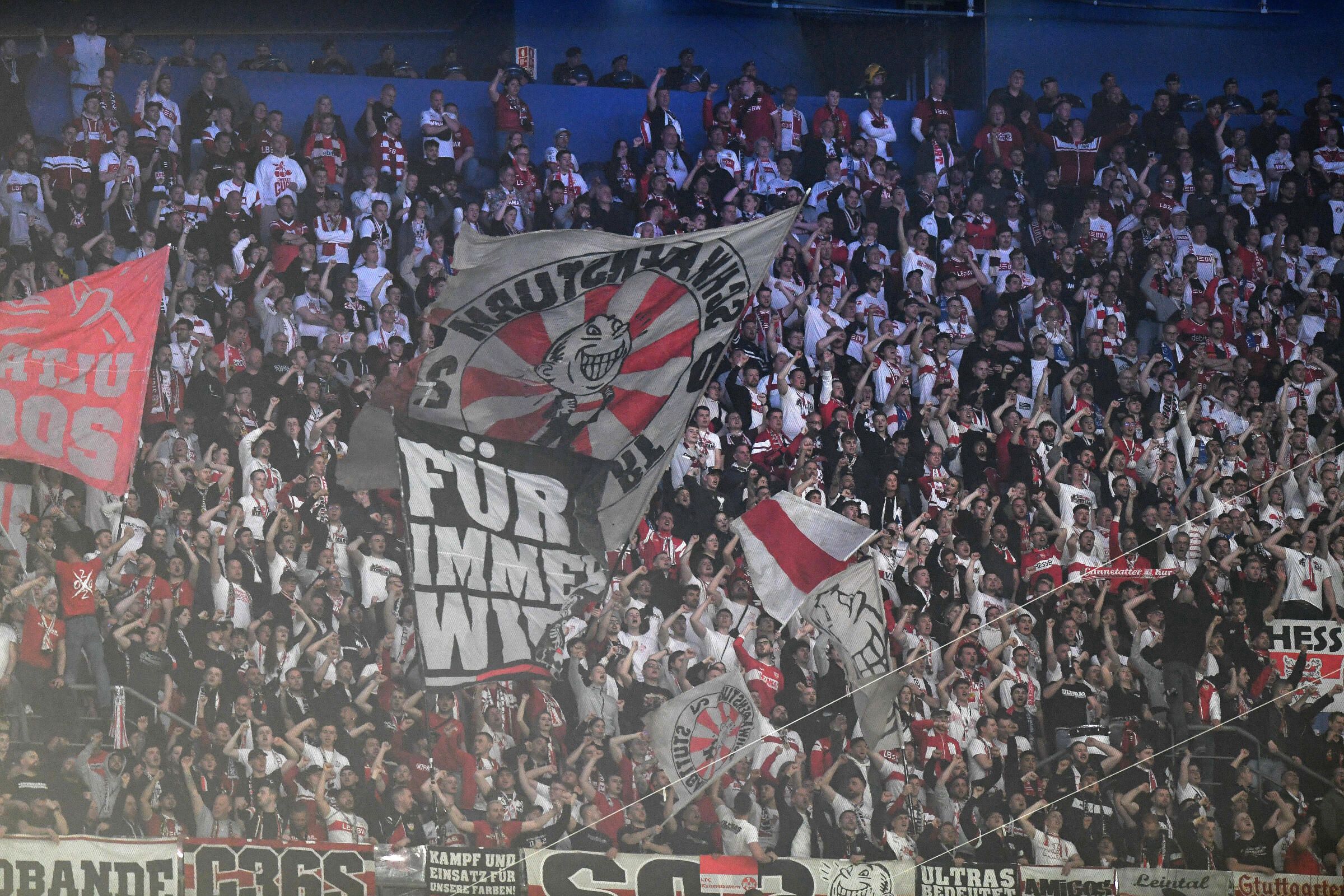 Adeptos do Estugarda na Invicta (Foto: Rogério Ferreira/Kapta+)