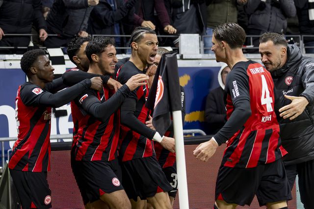 Bundesliga: Frankfurt soma importante vitória contra Augsburgo