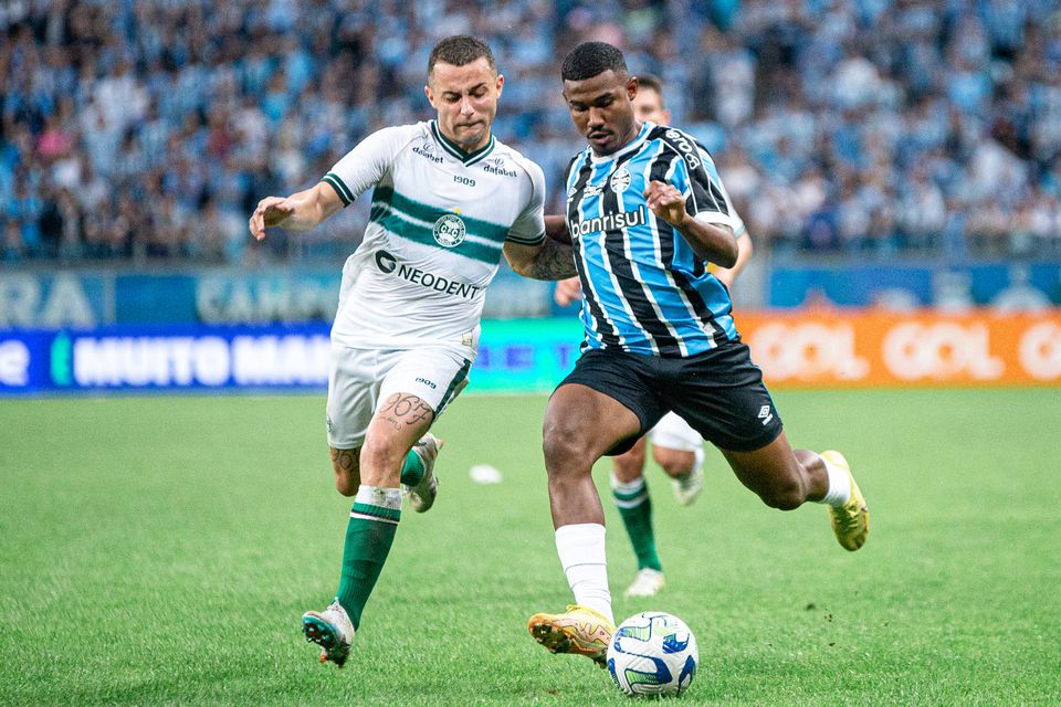 Botafogo de Artur Jorge perto de contratar lateral esquerdo do Grémio