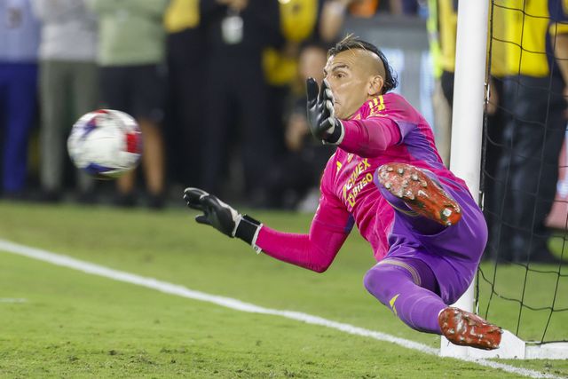 México: Guarda-redes usou laser contra adversário e está suspenso por 11 jogos