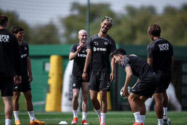 Sporting: regresso ao trabalho com muitos 'miúdos'