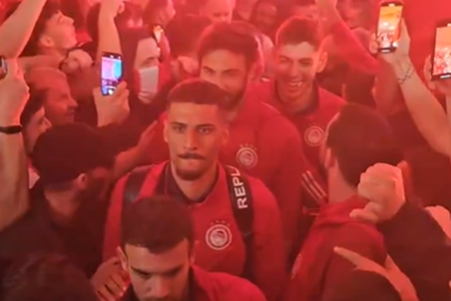 Euforia na chegada do Olympiakos à Grécia depois do apuramento europeu