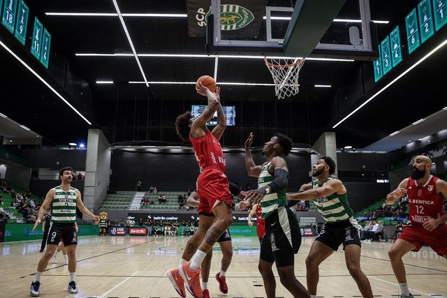 Benfica vence em Alvalade com cesto a 2s do fim do prolongamento