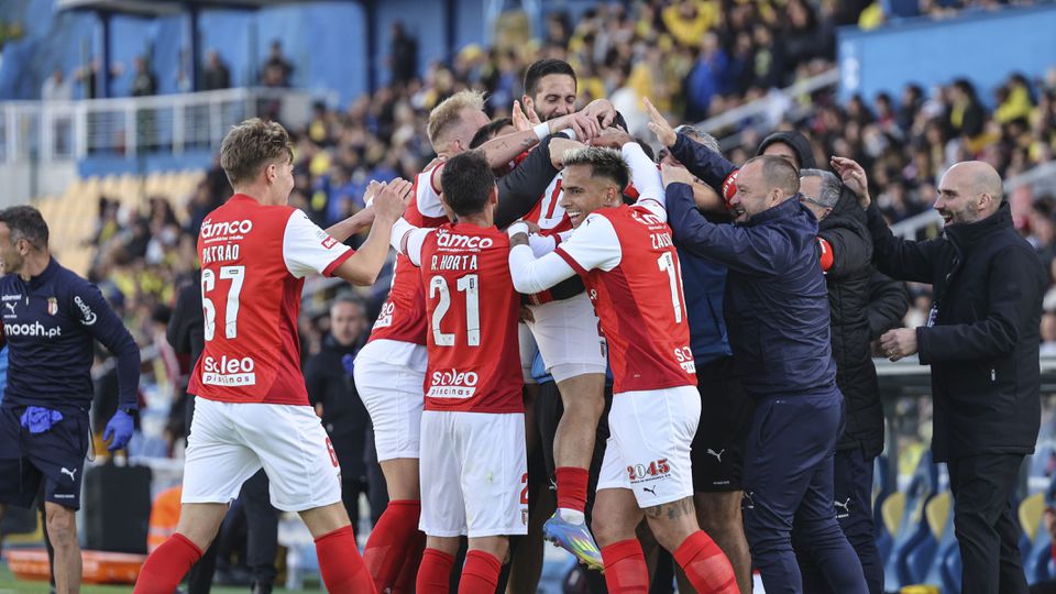 Gharbi muito felicitado pelos companheiros pelos dois golos marcados no Estádio António Coimbra da Mota