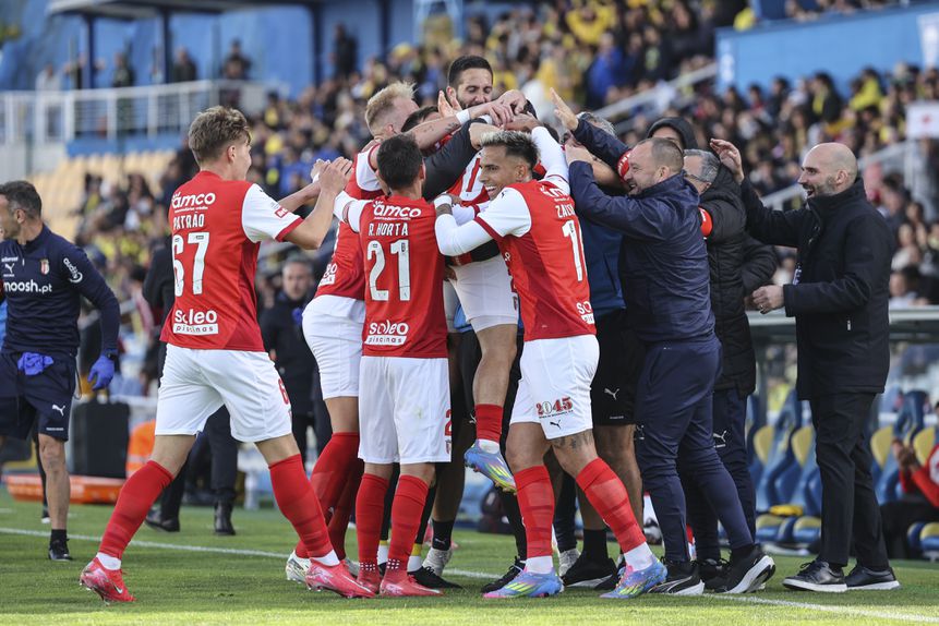 Gharbi muito felicitado pelos companheiros pelos dois golos marcados no Estádio António Coimbra da Mota