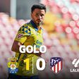 Árbitro desconfia, VAR confirma: Las Palmas vence Atlético no último segundo (vídeo)