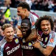 Jogadores do Aston Villa a celebrarem o quarto golo, de Onana