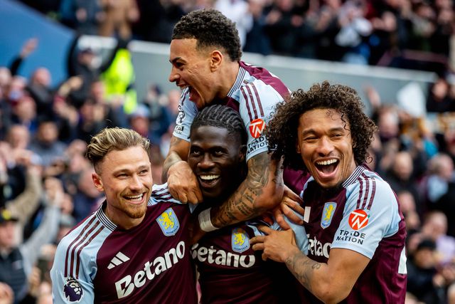 Jogadores do Aston Villa a celebrarem o quarto golo, de Onana