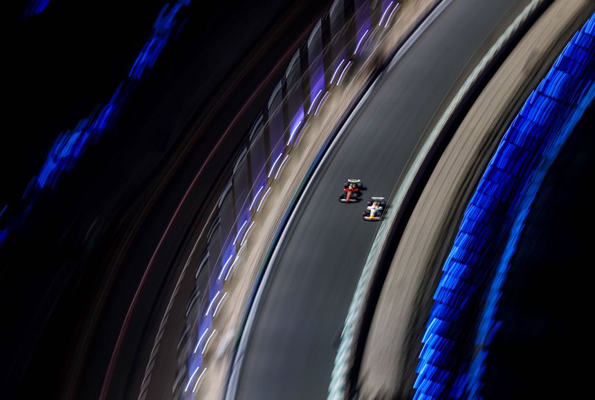 Lewis Hamilton ao lado de Liam Lawson nos treinos de Fórmula 1 em Jeddah