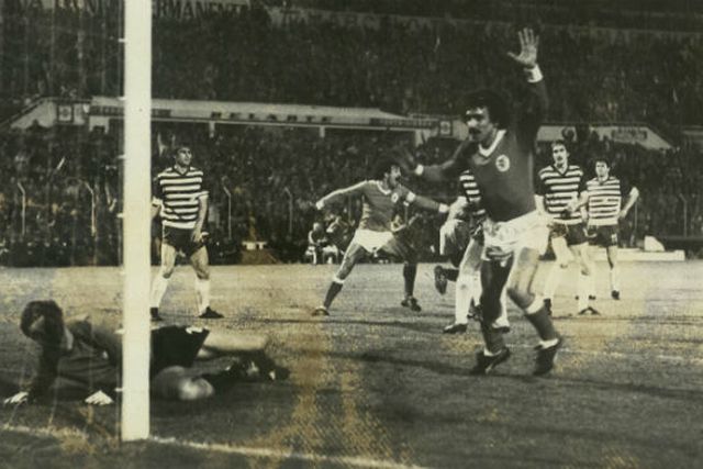 Pietra, antigo defesa do Benfica, levanta o braço esquerdo em lance na área dos alemães do Carl Zeiss Jena, jogo realizado a 22 de abril de 1981 que os encarnados venceram, por 1-0