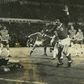 Pietra, antigo defesa do Benfica, levanta o braço esquerdo em lance na área dos alemães do Carl Zeiss Jena, jogo realizado a 22 de abril de 1981 que os encarnados venceram, por 1-0