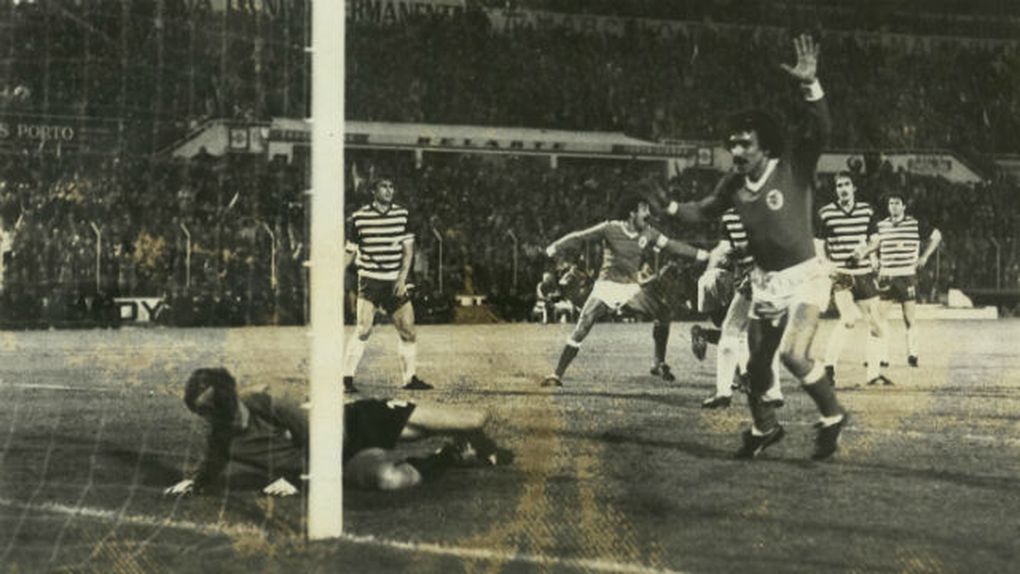 Pietra, antigo defesa do Benfica, levanta o braço esquerdo em lance na área dos alemães do Carl Zeiss Jena, jogo realizado a 22 de abril de 1981 que os encarnados venceram, por 1-0