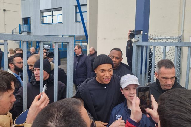 Kylian Mbappé tira foto com um adepto à saída do estádio do Caen, em fevereiro de 2025