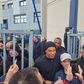 Kylian Mbappé tira foto com um adepto à saída do estádio do Caen, em fevereiro de 2025
