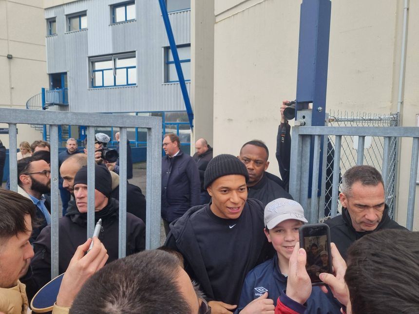 Kylian Mbappé tira foto com um adepto à saída do estádio do Caen, em fevereiro de 2025