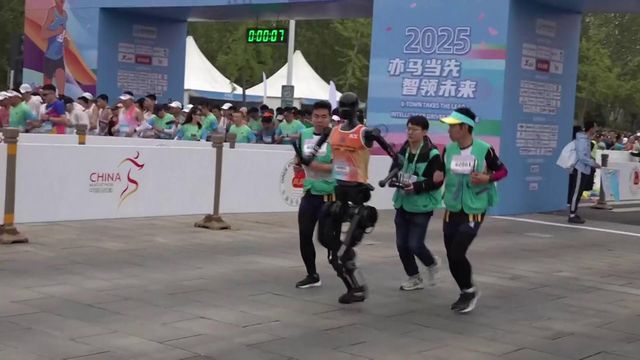 Robôs correram ao lado dos humanos nesta meia-maratona