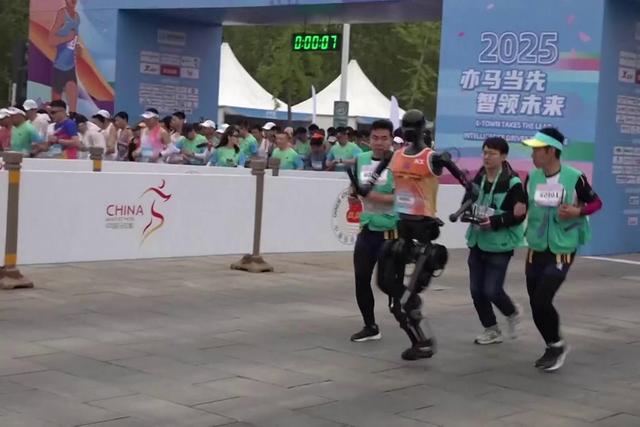 Robôs correram ao lado dos humanos nesta meia-maratona