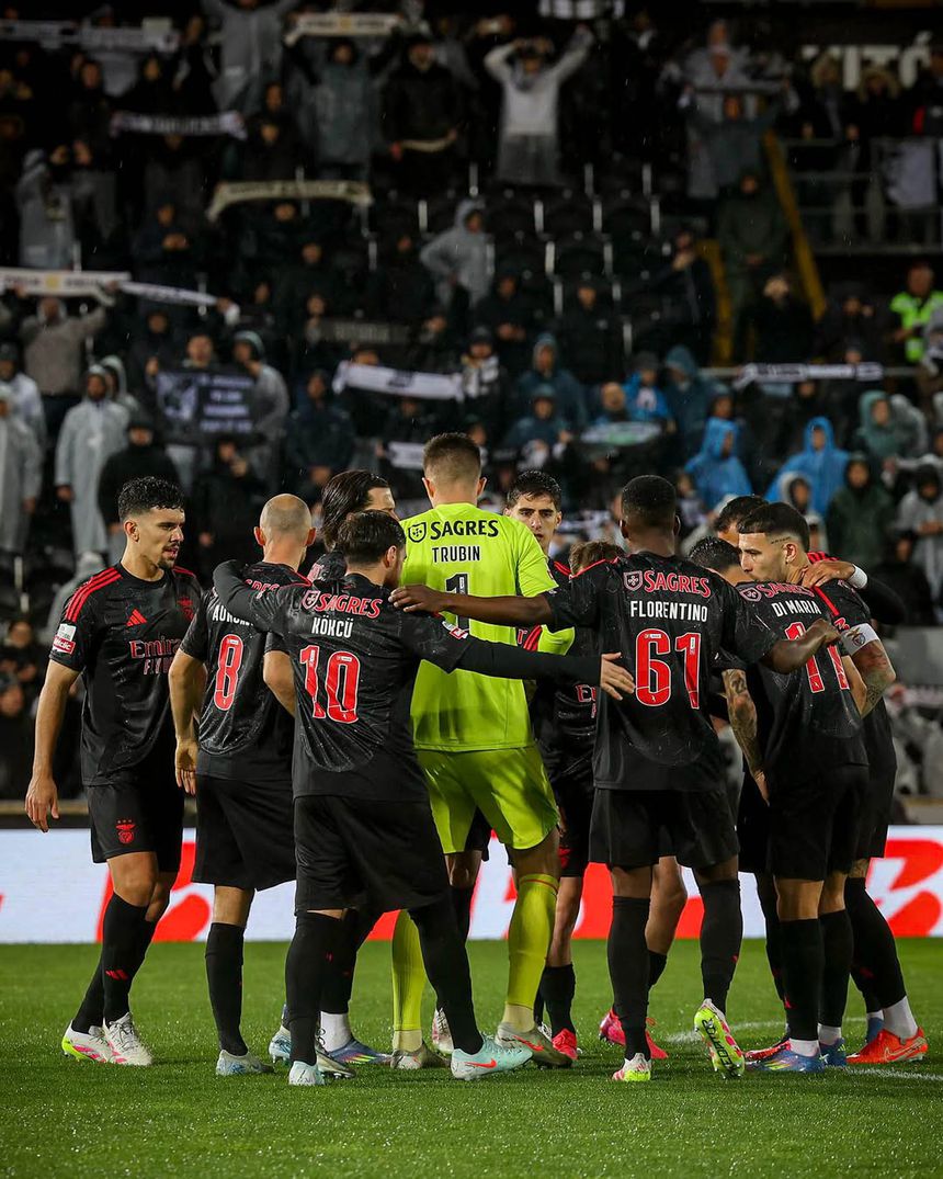 Equipa do Benfica no final do jogo em Guimarães