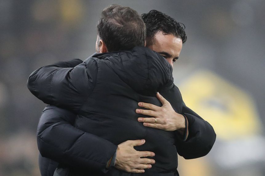 Abraço apertado entre Ruben Amorim, treinador do Manchester United, e Vítor Pereira, técnico do Wolverhampton, que nesta tarde de domingo de Páscoa medem forças na Premier League